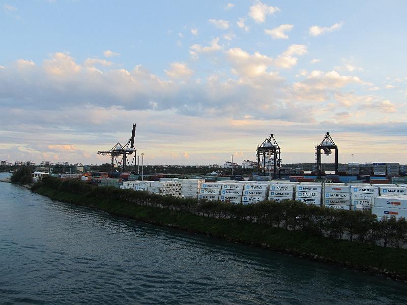 IMG_0635.JPG - Leaving Port of Miami - Container yard